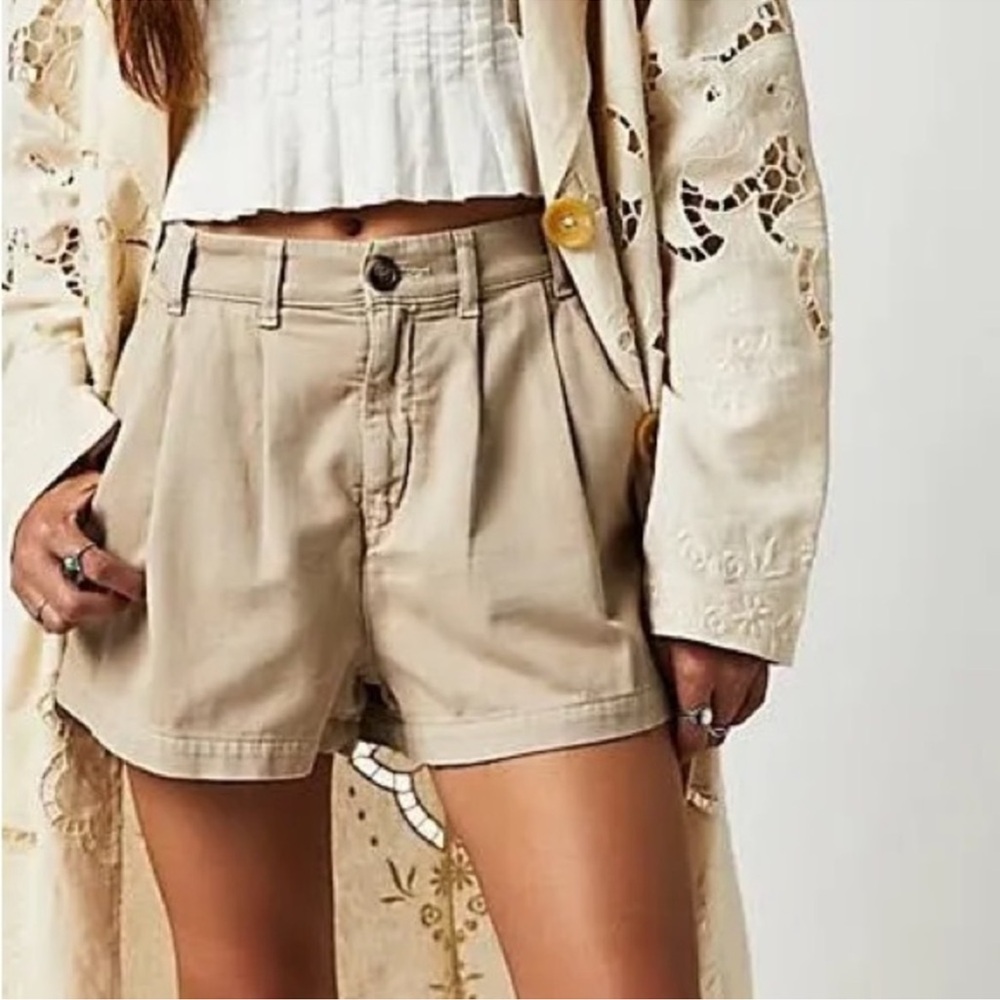 Free People Billie Chino Shorts in Almond Milk. NWT size 8